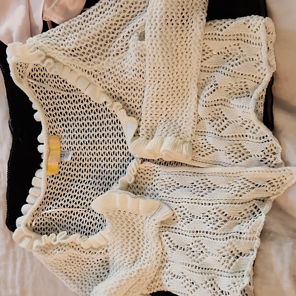 Bundle- 4 Sweet Outfit Pieces - Picture 9 of 16